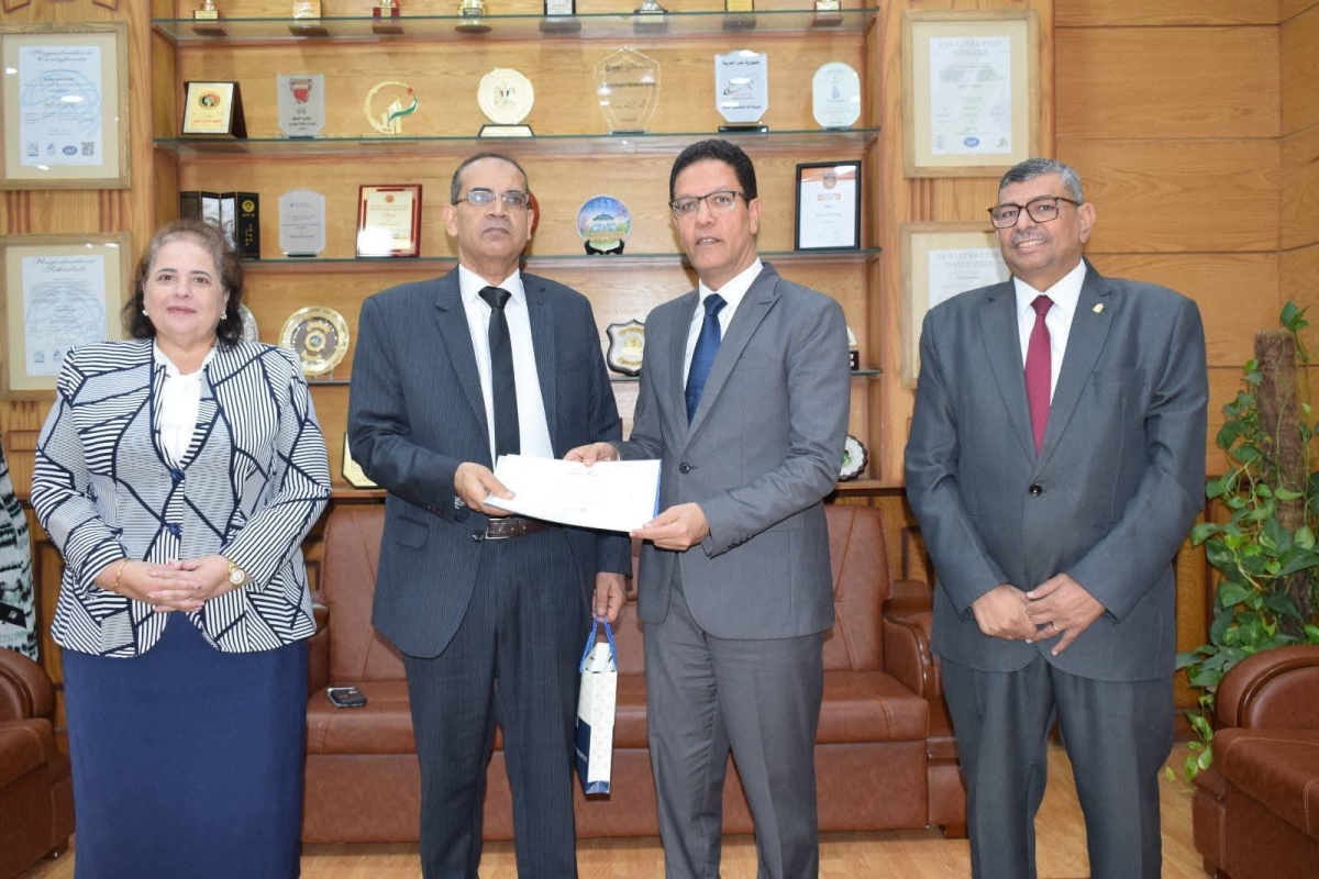 تقديرًا لجهودهم : رئيس جامعة بنها يكرم المحالين إلى المعاش بالجهاز الإداري