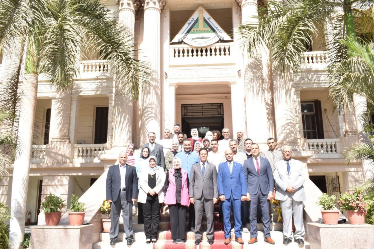 تكريم أفضل باحثين وأعضاء اللجنة المنظمة للمؤتمر السنوى الرابع للدراسات العليا للعلوم الإنسانية بجامعة بنها