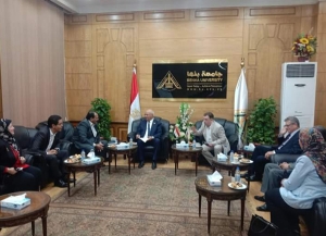 لبحث أوجه التعاون المشترك: رئيس جامعة بنها يستقبل عميد كلية الطب والعلوم الصحية بجامعة كيل بإنجلترا